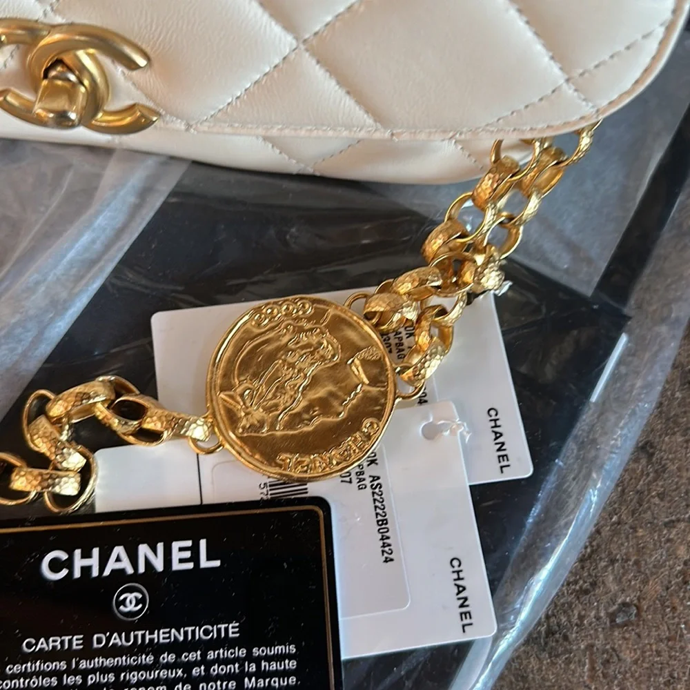 🚫SOLD🚫Auth. Chanel 2020 Lambskin flap w logo chain - Picture 7 of 14
